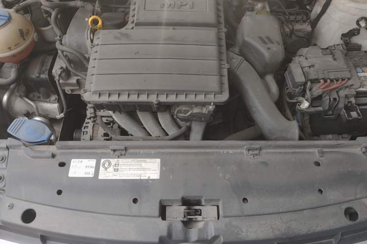 Used Volkswagen Santana 2015 1.6L Manual Fashion Edition Engine Bay