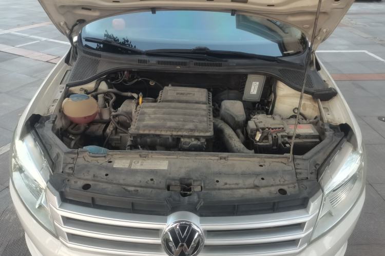 Used Volkswagen Santana 2015 1.6L Manual Fashion Edition Engine Bay
