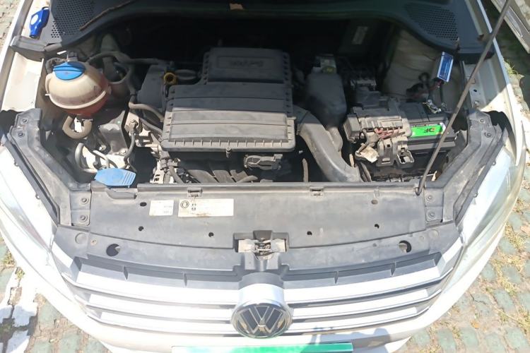 Used Volkswagen Santana 2015 1.6L Manual Fashion Edition Engine Bay