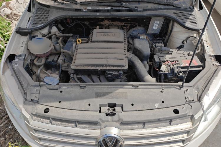 Used Volkswagen Santana 2015 1.6L Manual Fashion Edition Engine Bay