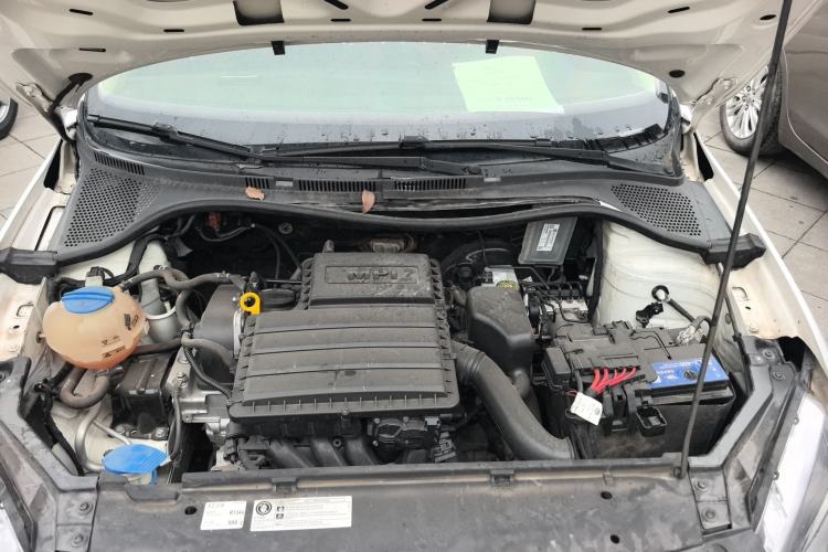 Used Volkswagen Santana 2015 1.6L Manual Fashion Edition Engine Bay