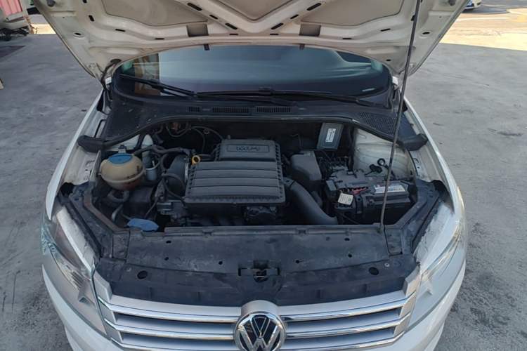 Used Volkswagen Santana 2015 1.6L Manual Fashion Edition Engine Bay