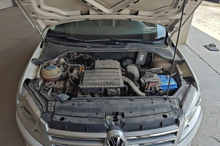 Used Volkswagen Santana 2015 1.6L Automatic Comfort Edition Engine Bay
