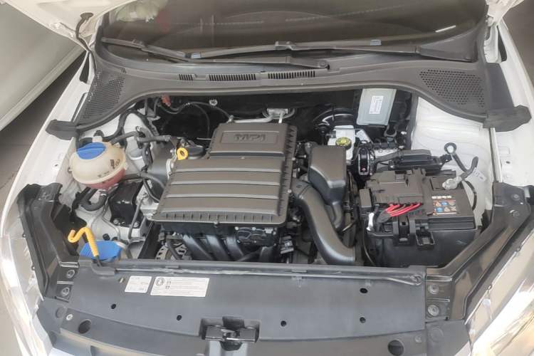 Used Volkswagen Santana 2015 1.6L Automatic Fashion Edition Engine Bay