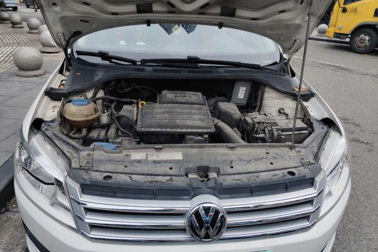Used Volkswagen Santana 2015 1.6L Manual Comfort Edition Engine Bay