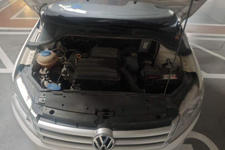 Used Volkswagen Santana 2015 1.6L Manual Fashion Edition Engine Bay