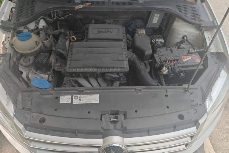 Used Volkswagen Santana 2015 1.6L Manual Comfort Edition Engine Bay