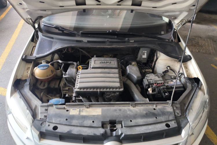 Used Volkswagen Santana 2015 1.6L Manual Fashion Edition Engine Bay
