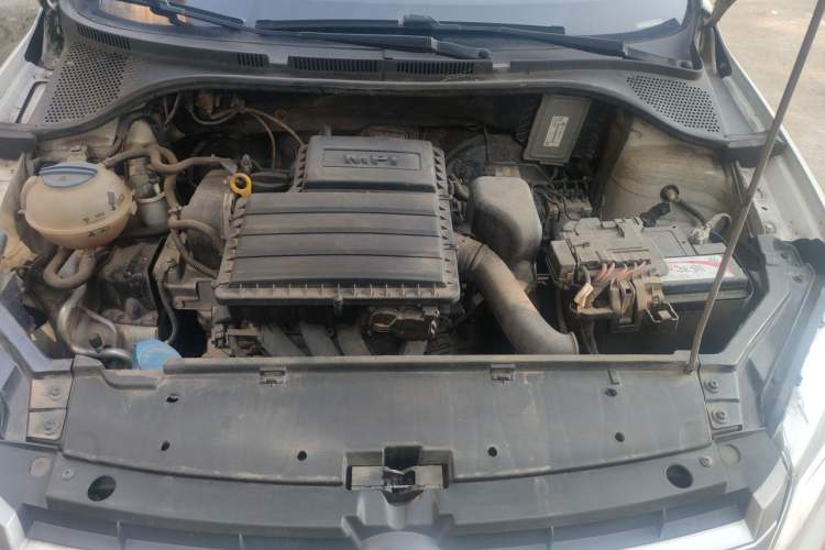 Used Volkswagen Santana 2015 1.6L Manual Fashion Edition Engine Bay