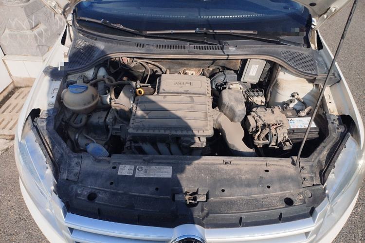 Used Volkswagen Santana 2015 1.6L Manual Fashion Edition Engine Bay