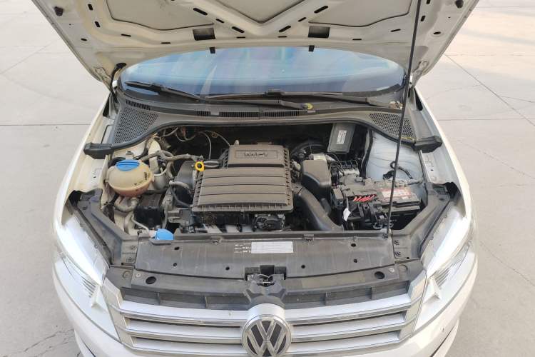 Used Volkswagen Santana 2015 1.6L Manual Comfort Edition Engine Bay