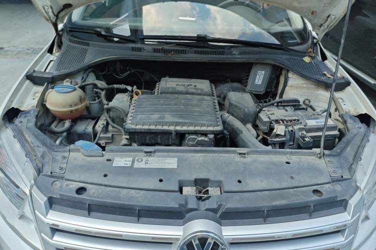 Used Volkswagen Santana 2015 1.6L Automatic Fashion Edition Engine Bay