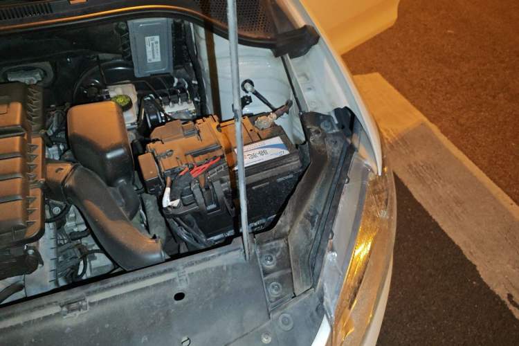 Used Volkswagen Santana 2015 1.6L Manual Comfort Edition Engine Bay Left