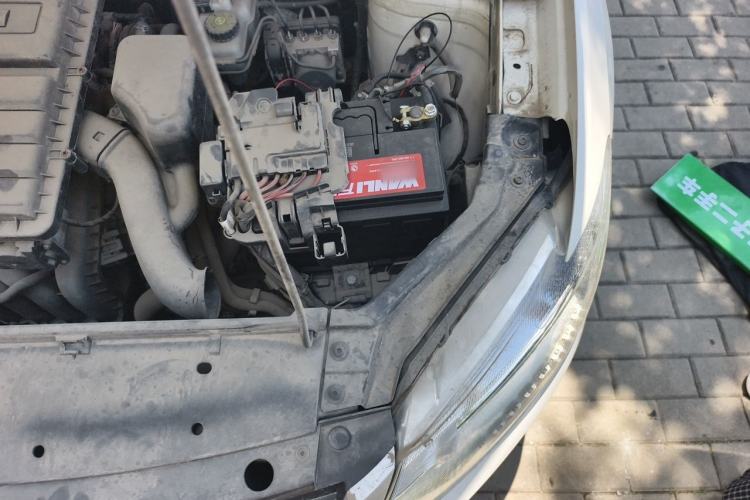 Used Volkswagen Santana 2015 1.6L Manual Fashion Edition Engine Bay Left