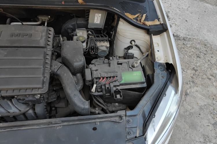 Used Volkswagen Santana 2015 1.6L Manual Comfort Edition Engine Bay Left