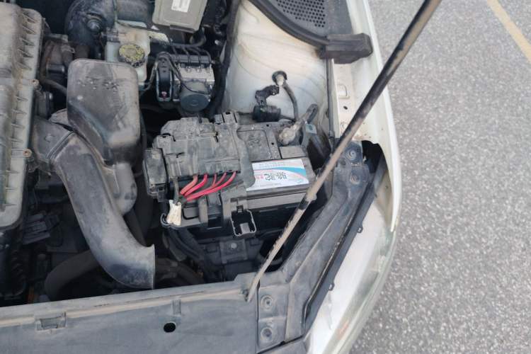Used Volkswagen Santana 2015 1.6L Manual Fashion Edition Engine Bay Left