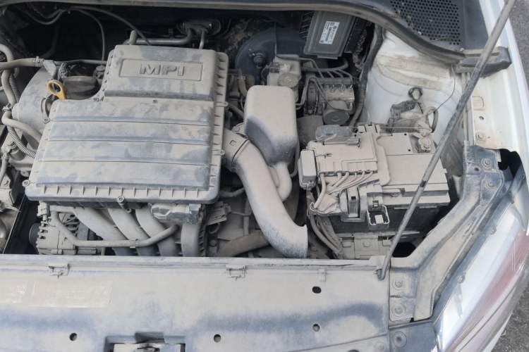 Used Volkswagen Santana 2015 1.6L Manual Fashion Edition Engine Bay Left