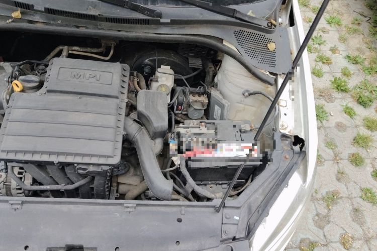 Used Volkswagen Santana 2015 1.6L Manual Fashion Edition Engine Bay Left