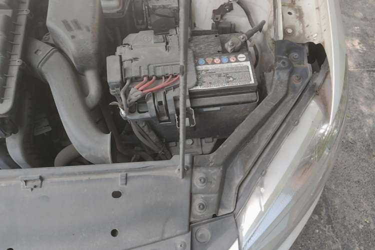 Used Volkswagen Santana 2015 1.6L Manual Fashion Edition Engine Bay Left