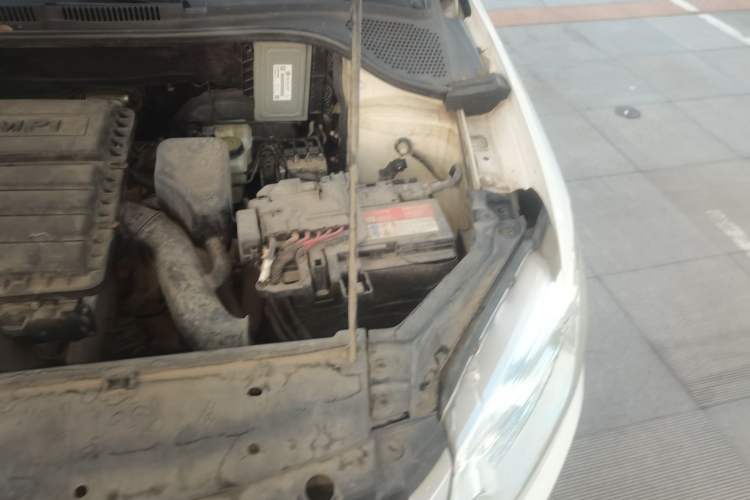 Used Volkswagen Santana 2015 1.6L Manual Fashion Edition Engine Bay Left
