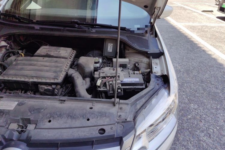 Used Volkswagen Santana 2015 1.6L Manual Comfort Edition Engine Bay Left