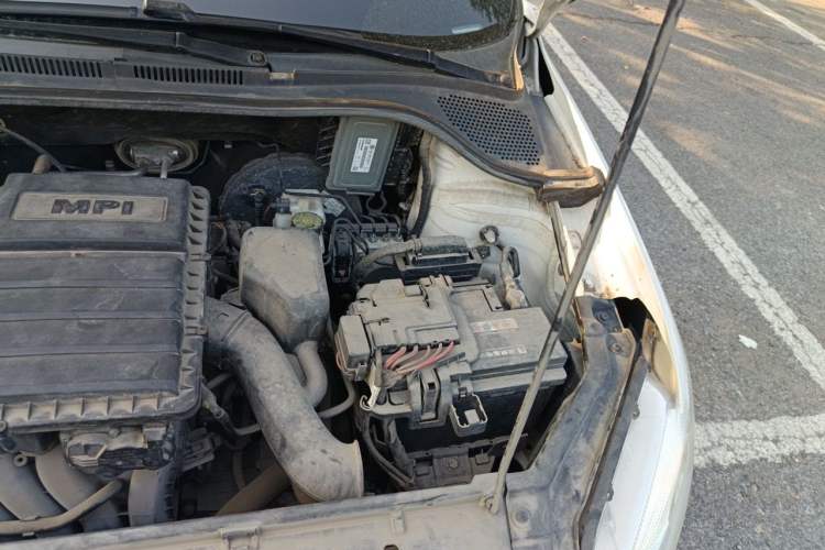 Used Volkswagen Santana 2015 1.6L Automatic Comfort Edition Engine Bay Left