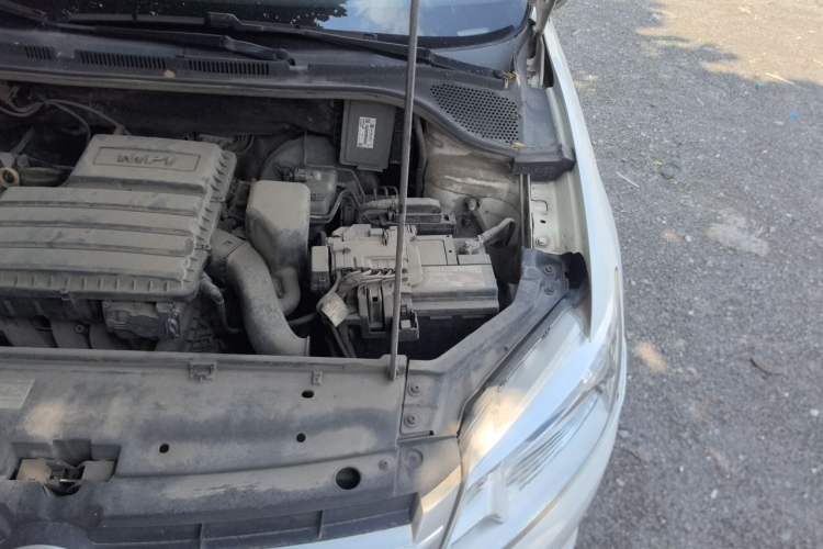 Used Volkswagen Santana 2015 1.6L Automatic Fashion Edition Engine Bay Left