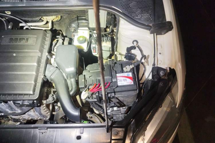 Used Volkswagen Santana 2015 1.6L Manual Comfort Edition Engine Bay Left
