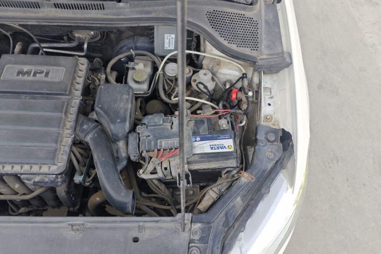 Used Volkswagen Santana 2015 1.4L Manual Fashion Edition Engine Bay Left
