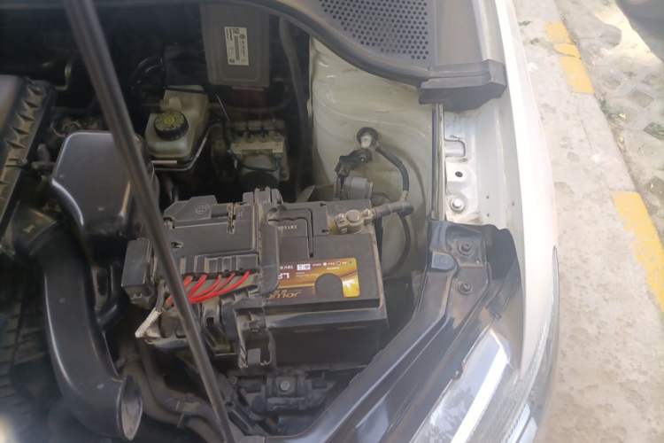 Used Volkswagen Santana 2015 1.6L Manual Fashion Edition Engine Bay Left