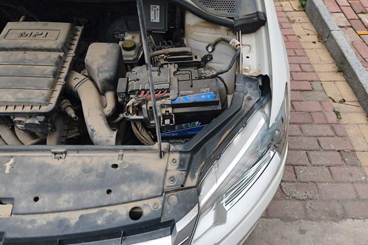 Used Volkswagen Santana 2015 1.6L Automatic Comfort Edition Engine Bay Left