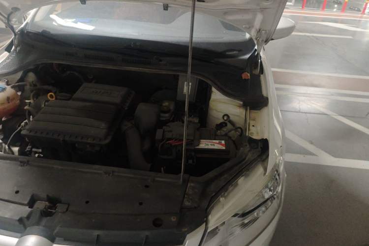 Used Volkswagen Santana 2015 1.6L Manual Fashion Edition Engine Bay Left