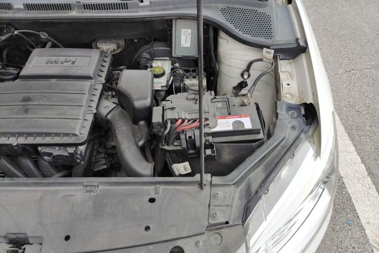 Used Volkswagen Santana 2015 1.6L Manual Comfort Edition Engine Bay Left