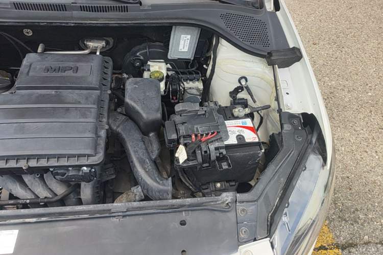 Used Volkswagen Santana 2015 1.6L Manual Fashion Edition Engine Bay Left