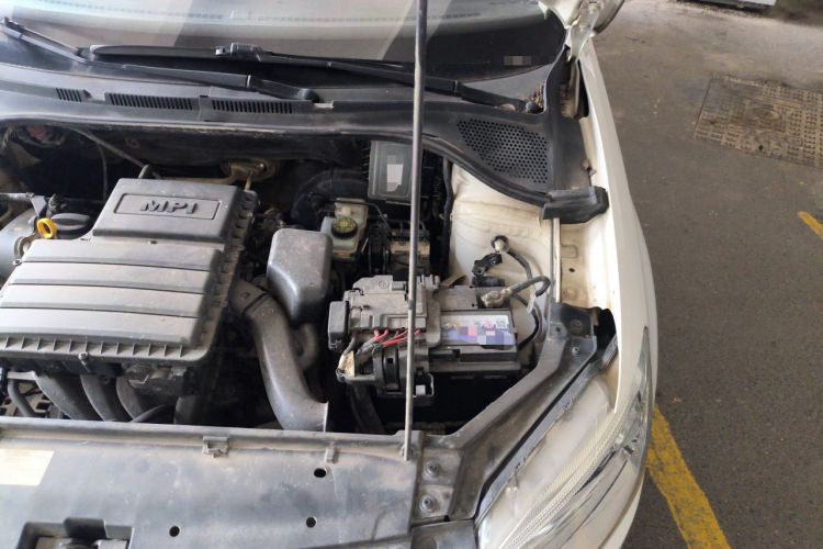 Used Volkswagen Santana 2015 1.6L Manual Fashion Edition Engine Bay Left