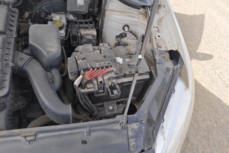 Used Volkswagen Santana 2015 1.6L Manual Fashion Edition Engine Bay Left
