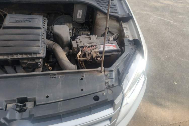Used Volkswagen Santana 2015 1.6L Manual Fashion Edition Engine Bay Left