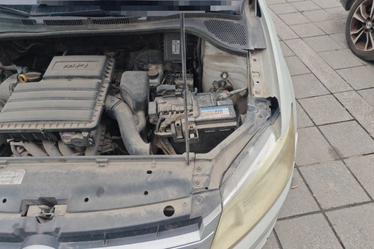 Used Volkswagen Santana 2015 1.6L Manual Fashion Edition Engine Bay Left