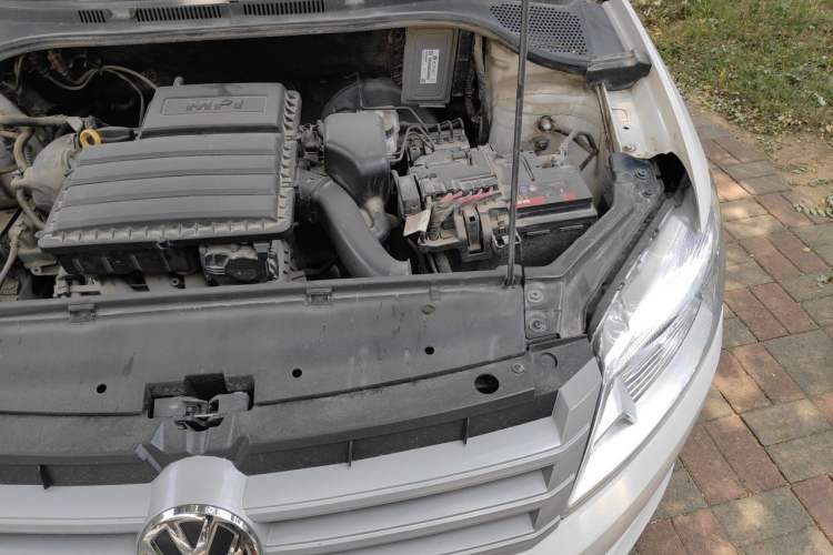 Used Volkswagen Santana 2015 1.6L Manual Fashion Edition Engine Bay Left