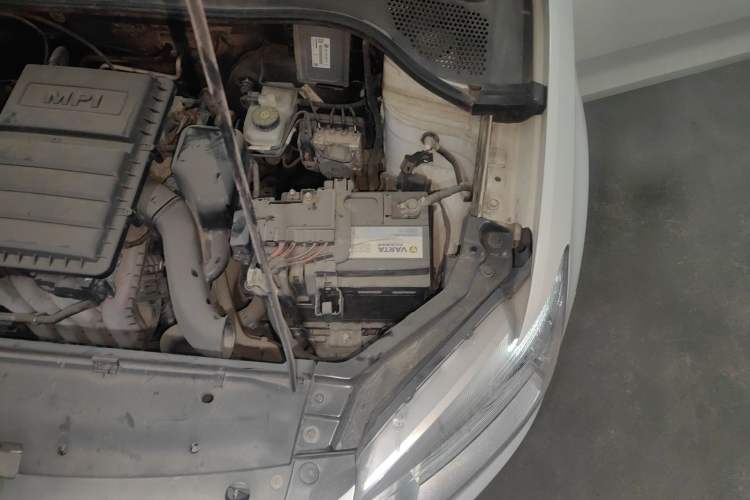 Used Volkswagen Santana 2015 1.4L Manual Fashion Edition Engine Bay Left