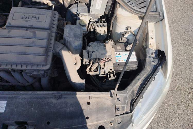 Used Volkswagen Santana 2015 1.6L Manual Fashion Edition Engine Bay Left
