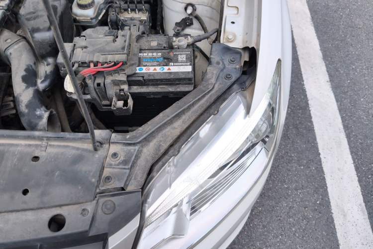 Used Volkswagen Santana 2015 1.4L Manual Fashion Edition Engine Bay Left