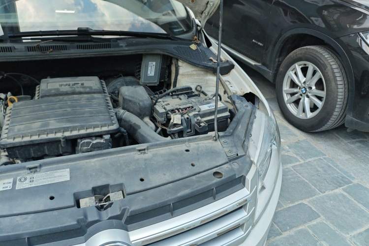 Used Volkswagen Santana 2015 1.6L Automatic Fashion Edition Engine Bay Left