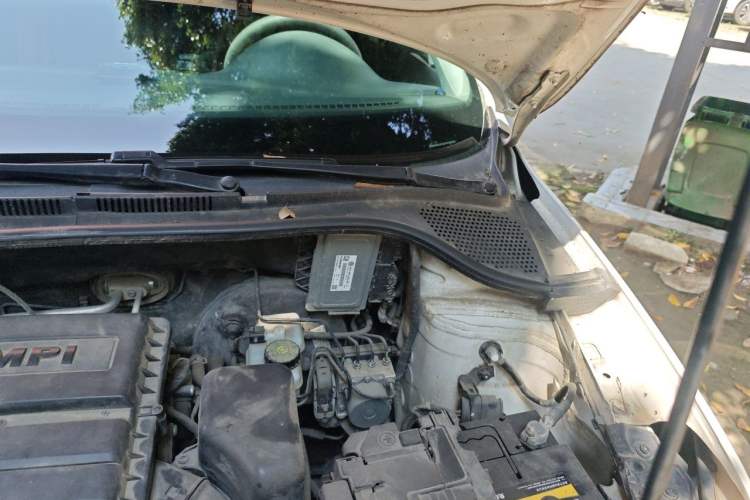 Used Volkswagen Santana 2015 1.4L Manual Fashion Edition Engine Bay Left