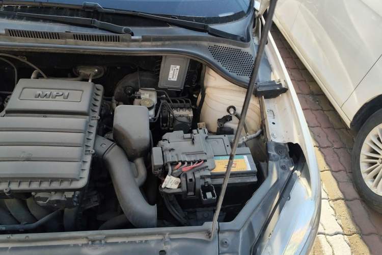 Used Volkswagen Santana 2015 1.4L Manual Fashion Edition Engine Bay Left