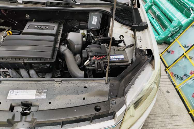 Used Volkswagen Santana 2015 1.6L Automatic Fashion Edition Engine Bay Left