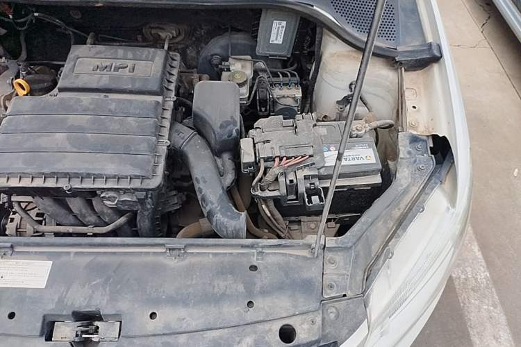 Used Volkswagen Santana 2015 1.6L Manual Comfort Edition Engine Bay Left