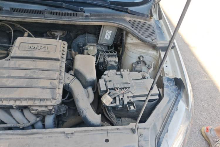 Used Volkswagen Santana 2015 1.6L Manual Fashion Edition Engine Bay Left