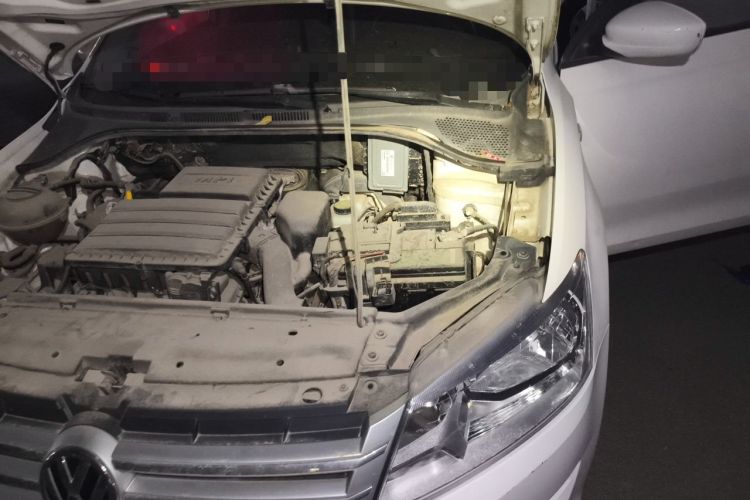 Used Volkswagen Santana 2015 1.6L Automatic Fashion Edition Engine Bay Left