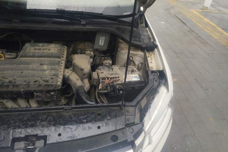 Used Volkswagen Santana 2015 1.6L Manual Fashion Edition Engine Bay Left